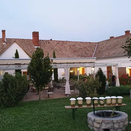 Mi A Kő Bed and breakfast Köveskál