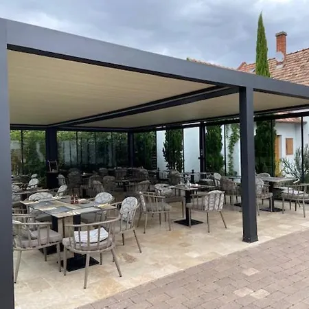 Mi A Ko Vendeghaz לינה וארוחת בוקר 3*