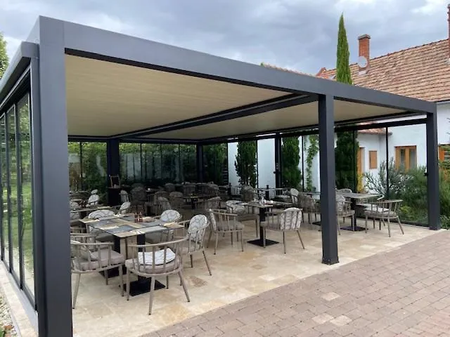 Mi A Ko Vendeghaz Bed & Breakfast 3*